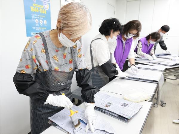 은평구, 폐신문지로 '종이봉투' 만든다…환경 보호·노인 일자리 창출 '일석이조' 기사 이미지