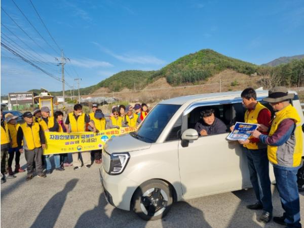 (사)대한노인회영동군지회 노인자원봉사단  “자원안보위기 경보 에너지절약 캠페인” 활동 기사 이미지