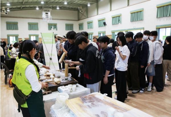 정읍시자원봉사센터, 학산중서 ‘찾아가는 청소년 자원봉사 박람회’ 개최 기사 이미지