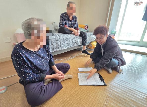 오산시 대원2동, 거동불편 노부부 가정 방문…현장 중심 복지 실천 기사 이미지