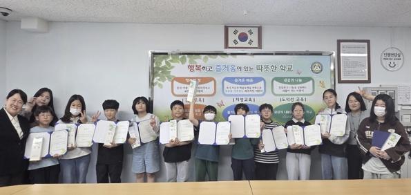 평택북부장애인복지관, 덕동초등학교와 장애인식개선 캠페인 '새 생각이 꽃피는 한 줄! 한 컷!' 실시 기사 이미지