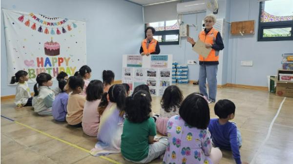 평택팽성노인복지관, 2026년 어린이날 맞이 '놀면서 지키는 지구, 폐장난감 순환 캠페인' 실시 기사 이미지
