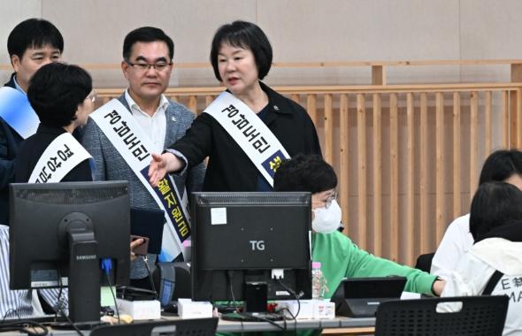 거창군, 전 군민 ‘경남도민 생활지원금’ 10만 원 지급 시작 기사 이미지