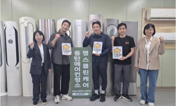 화성특례시, ‘다자녀가구 우대업소’ 지정 현판 전달... 민간 참여 확산 기사 이미지