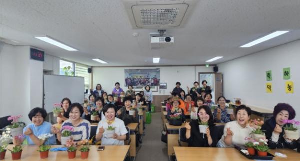 예산군농업기술센터, 꽃과 함께한 힐링 시간… 여성농업인 생활원예 교육 성료 기사 이미지