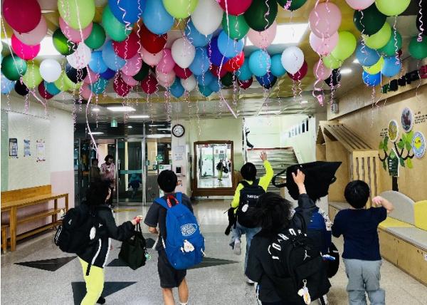 광주 광주도평초, 어린이날 맞아 웃음꽃 활짝 ‘행복한 등굣길 프로젝트’ 눈길 기사 이미지