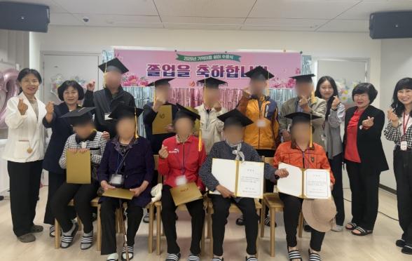 통영시, 상반기 치매어르신 기억이음 쉼터 수료식 개최  기사 이미지