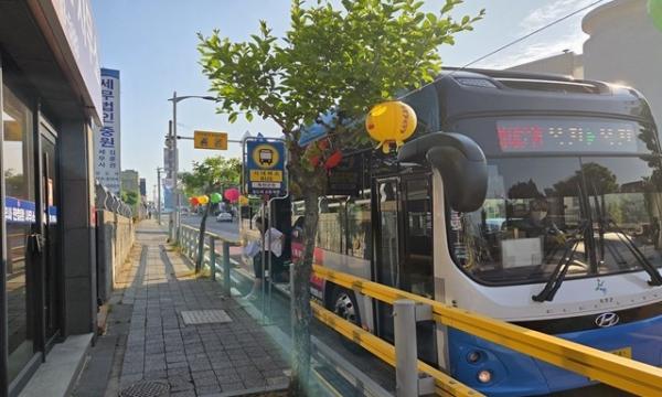 옥천군 옥천읍 순환버스 누적승객 2,500명 돌파…정식운행 준비 박차 기사 이미지