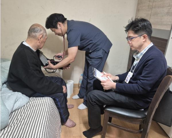 성북구 장위1동, 위기 어르신 발굴·지원…어버이날 카네이션 전달 기사 이미지