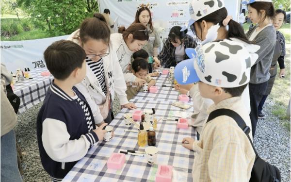'우유의 신선함에 빠지다' 함평군, '도심 속 목장나들이 체험행사' 성료 기사 이미지