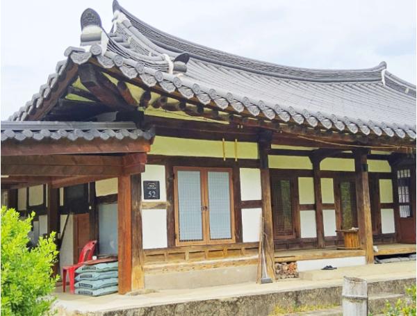함양군, 개평한옥마을 정체성 담은 ‘자율형 건물번호판’ 설치 완료 기사 이미지
