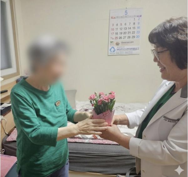 안산시 단원보건소, 어버이날 맞아 독거노인에 카네이션 전달