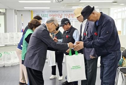 “어버이 은혜에 감사”… 은평구 증산동, 홀몸 어르신 위한 효행꾸러미 전달