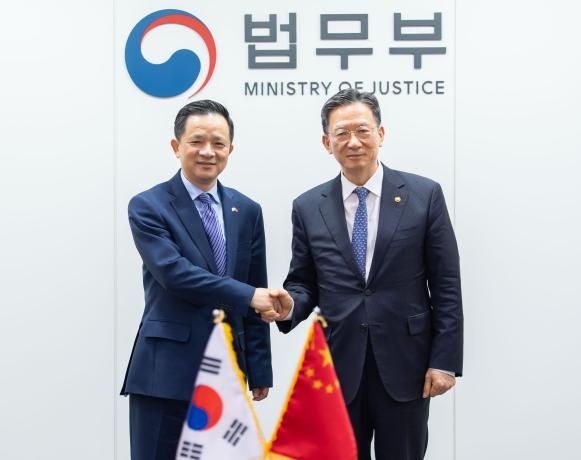 법무부, 한·중 인적교류 다시 궤도에…정성호 장관·다이빙 대사 '이민·출입국 협력' 맞손