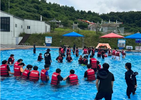 1만2천 명 예약 몰린 전북119안전체험관, 물놀이 안전체험 및 생존수영 교육 본격 운영
