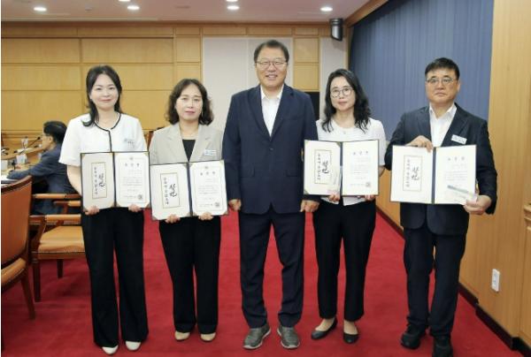 창원특례시, 5월 '이달의 우수공무원' 표창 수여 기사 이미지