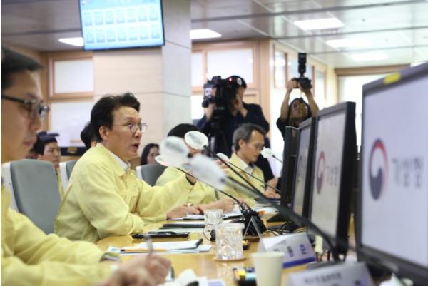 김민석 국무총리, 기상청 국가기상센터 방문... 집중호우·폭염 대비 태세 점검