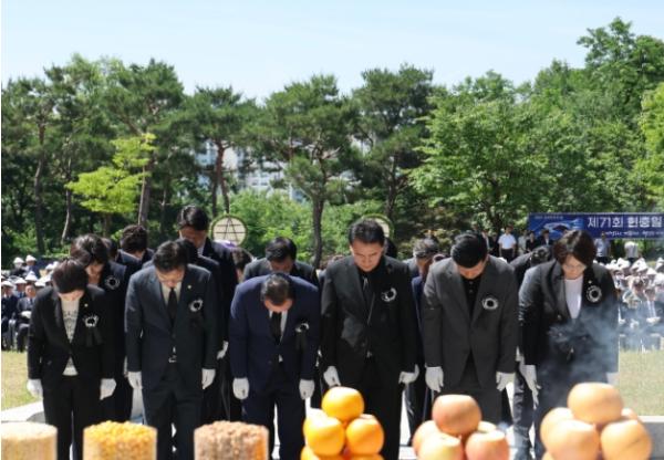 청주시의회, 제71회 현충일 맞아 충혼탑 참배