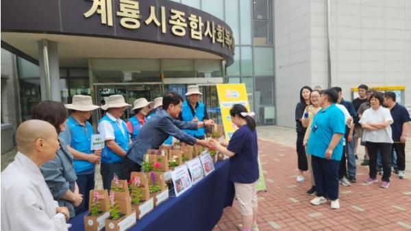 계룡시, 취약계층 대상 반려식물 나눔 활동 확대 기사 이미지
