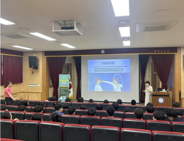 울릉군, 청소년 자해 예방 나섰다… 울릉중 ‘마음성장학교’ 운영 기사 이미지