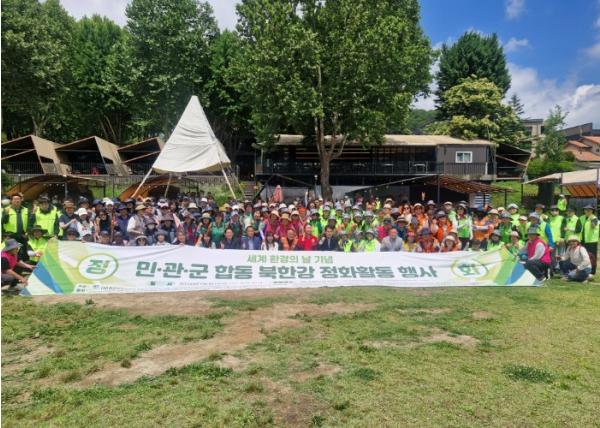 “시민과 함께 만드는 깨끗한 수변환경”… 남양주시, 민·관·군 합동 북한강 정화활동 실시 기사 이미지