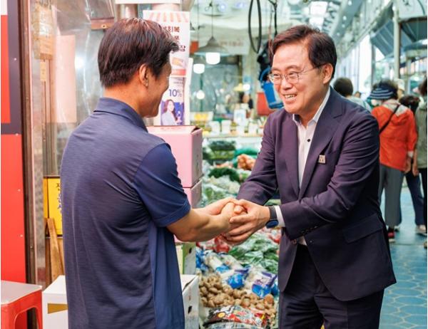 진교훈 서울 강서구청장, “늘 구민 곁에서, 민생 우선” 전통시장 3곳 방문
