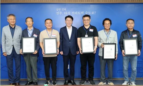 전주시, 나눔의 기쁨 실천한 으뜸자원봉사자 6명 시상 기사 이미지