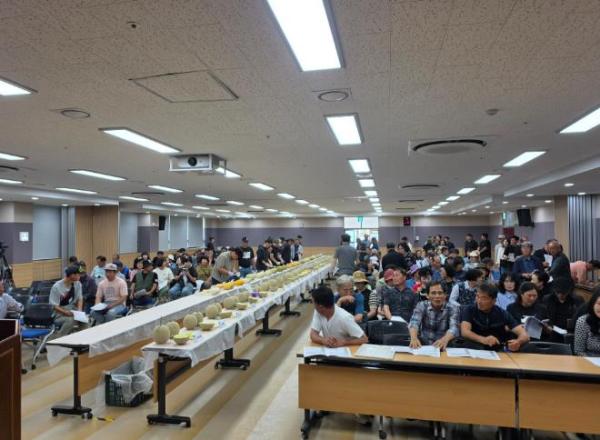 청양군, 명품 멜론 도약 선언! 농가 역량 강화 원정길 나선다 기사 이미지