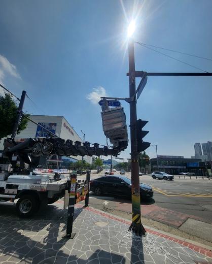 군산시, 불법 현수막 잔재물 일제 정비 실시 기사 이미지