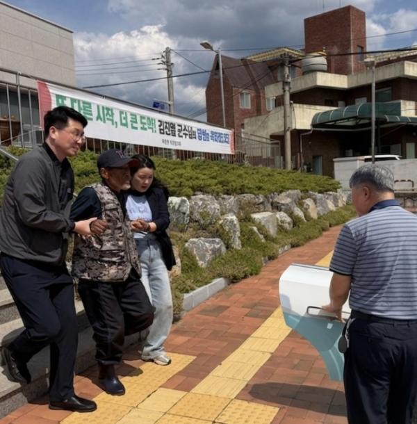 군위군 거리의 위기, 따뜻한 손길로 귀가까지….노숙자 안전 귀가 지원 기사 이미지