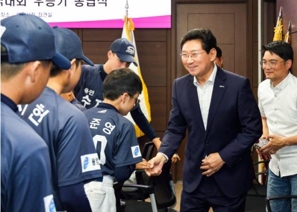 이상일 용인특례시장, 전국 대회 우승 수지구리틀야구단 격려 기사 이미지