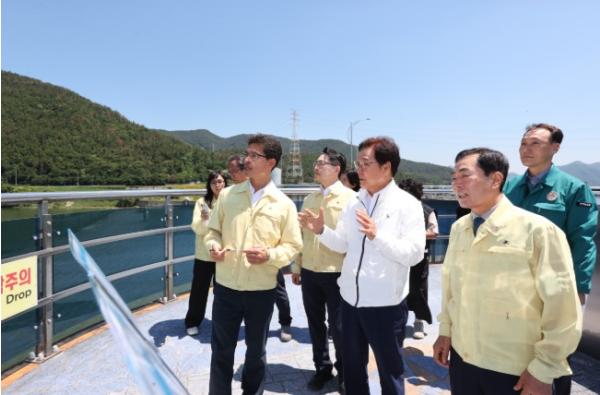 “도민 실생활과 직결된 안전한 수돗물 공급 강조” 박완수 경남도지사, 낙동강 녹조 대응 현장 점검 기사 이미지