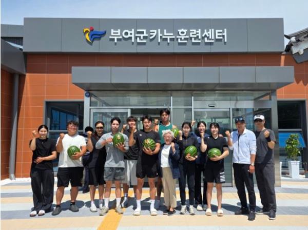 한국자유총연맹 부여군지회, 카누선수단에 수박 전달 기사 이미지
