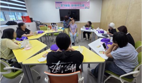 창녕군, 고독·고립 예방 위한 '문(화)두드림' 뷰티테라피 운영 기사 이미지