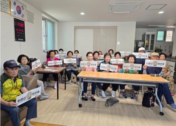 대전 중구, ‘어르신 운전자’ 차량용 안내 표지 배부 기사 이미지