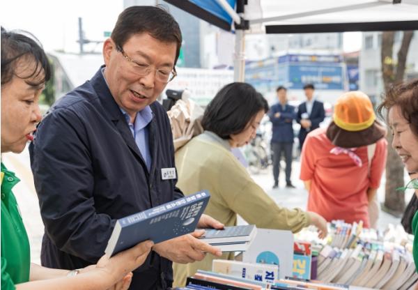 광진구, 책 교환으로 독서문화 확산 '새마을문고 알뜰도서 무료교환시장' 개최 기사 이미지