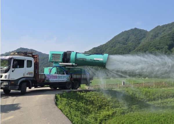 강릉시, 친환경 광역 살포기 지원사업으로 왕산면 상수원보호구역 친환경 공동방제 실시 기사 이미지