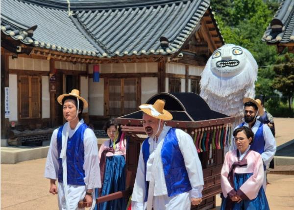 가마꾼 된 외국인 하객들… 부천 전통혼례에 담긴 문화의 가치 기사 이미지