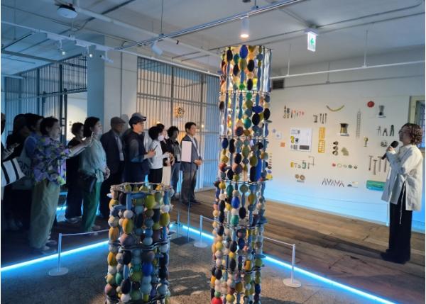 “ 부산중구노인복지관 문화공간도우미 노인일자리참여자, 근현대역사관 전시 작가와 통(通)하다” 기사 이미지