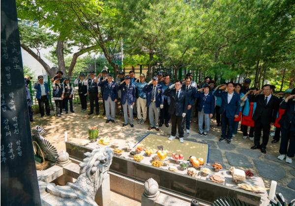 첫 현장도, 마지막 현장도 순국영령 앞에서…이필형 동대문구청장, 6·25 순진 16지사 참배 기사 이미지