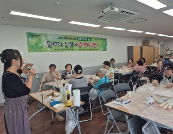 성동구 금호2-3가동 주민자치회, 달콤한 바람떡으로 어르신들과 추억을 빚다 기사 이미지