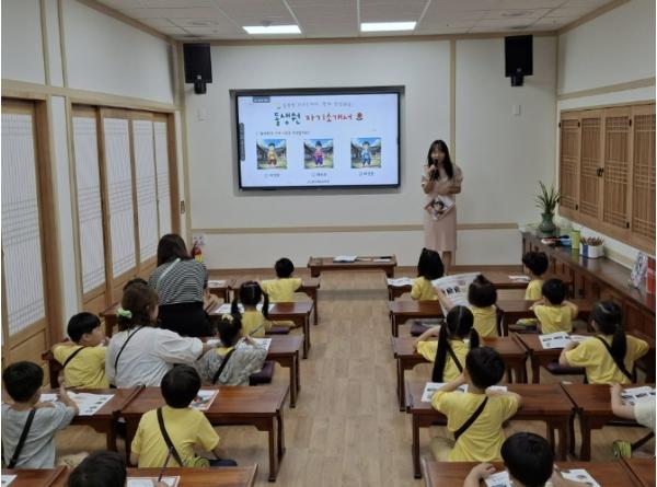 교실 벗어나 인문학 길 걷다… 함안복합문학관, 학생 현장 체험학습 '대성황' 기사 이미지