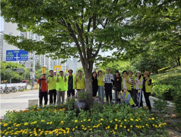 구리시 교문2동, 여름꽃 식재로 도심 곳곳에 생기 더해 기사 이미지