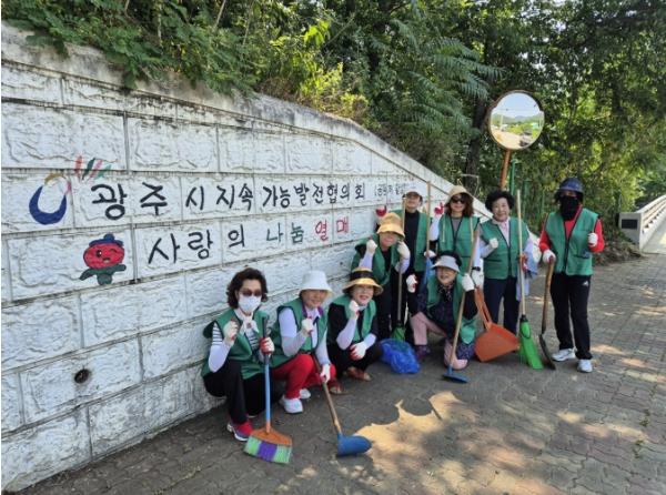 광주시지속가능발전협의회, 퇴촌 토마토 축제 앞두고 벽화 구간 환경정화 및 점검 실시 기사 이미지