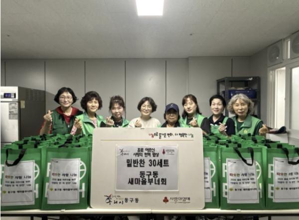 구리시 동구동 새마을부녀회, 홀로 어르신 위한 '사랑의 한 끼 밥상' 나눔 기사 이미지