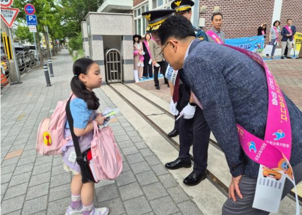 포항교육지원청, 등굣길 어린이 교통안전 합동캠페인 실시 기사 이미지