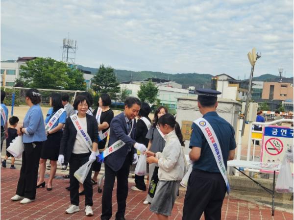 영덕교육지원청, 관계기관과 함께 교통사고 예방 합동 캠페인 실시 기사 이미지