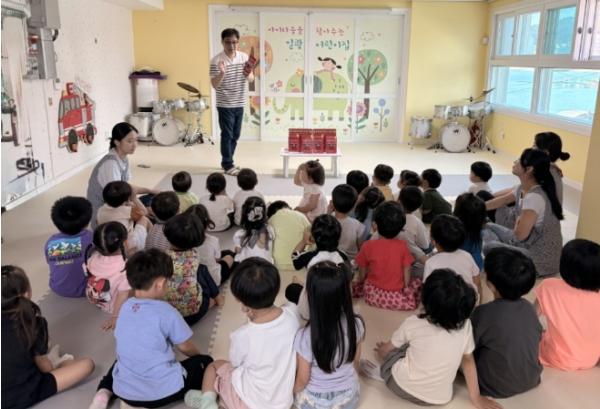 기장군, 어린이집에 화재 대피용 방연 손수건 지원...화재 대피 ‘골든타임’ 확보 나서 기사 이미지