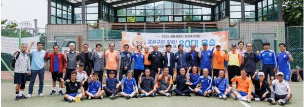 진교훈 서울 강서구청장, 70~80대 장수 축구대회 선수단 격려 기사 이미지