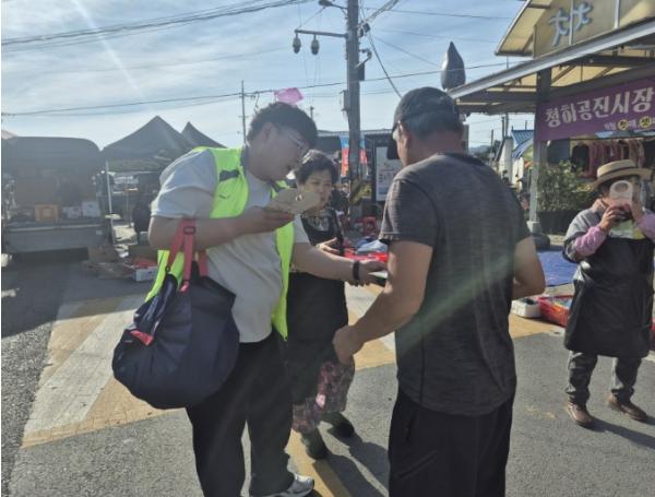 장터로 찾아가는 복지 상담…포항 창포복지관, 위기가구 발굴 캠페인 실시 기사 이미지